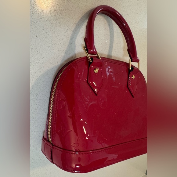 Louis Vuitton "Alma" Monogram pat-tent Leather Medium Size Bag in Red. Looks new - Picture 16 of 16